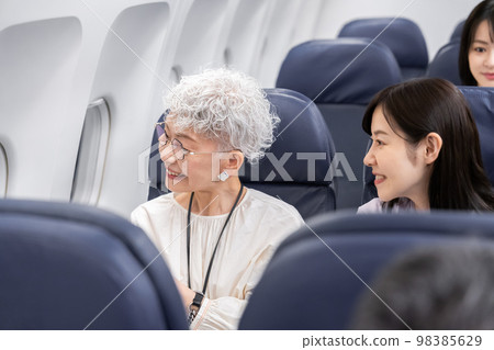 乘飛機旅行的乘客 98385629