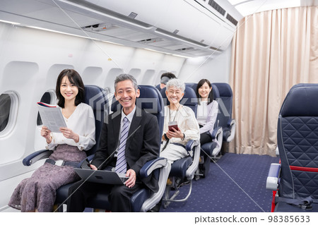 乘飛機旅行的乘客 98385633