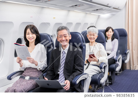 乘飛機旅行的乘客 98385635