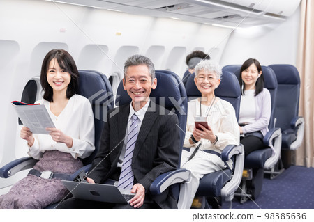 乘飛機旅行的乘客 98385636