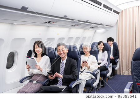 乘飛機旅行的乘客 98385641