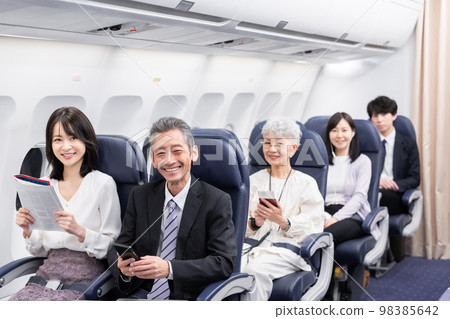 乘飛機旅行的乘客 98385642