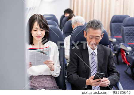 乘飛機旅行的乘客 98385645