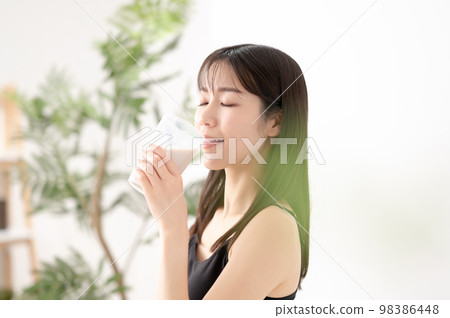 蛋白質運動飲食的女人 98386448