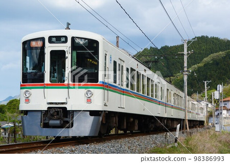 Seibu Railway Series 4000 on the Chichibu Main Line heading for Ikebukuro 98386993