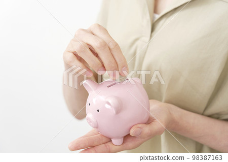 中年婦女把錢放進存錢罐 白色背景 沒有臉 98387163