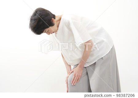 膝蓋疼痛的中年婦女 98387206