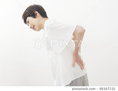 有背痛白色背景的中年婦女 98387210