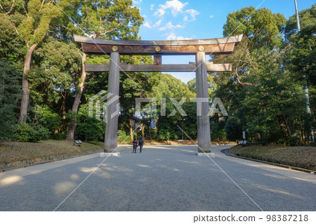 Tokyo Meiji Shrine Otorii and the scenery of the approach 98387218