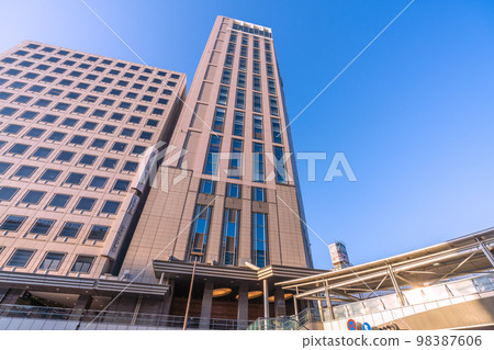 日本 1 月的橫濱市景。在陽光明媚的冬日俯瞰橫濱站前的橫濱灣喜來登酒店 日本 1 月的橫濱市景。在陽光明媚的冬日俯瞰橫濱站前的橫濱灣喜來登酒店 98387606