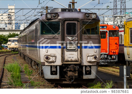 “Kiha 180系列特快柴油車”在日本國鐵型車輛的包圍下休息 98387681