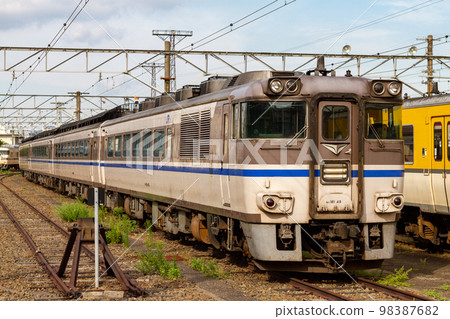 等待轉運緬甸國家鐵路的“Kiha 180系列柴油特快車” 等待轉運緬甸國家鐵路的“Kiha 180系列柴油特快車” 98387682