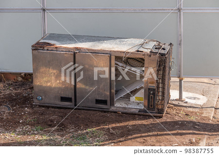 Recovery of fluorocarbons from commercial refrigerators removed during demolition work 98387755