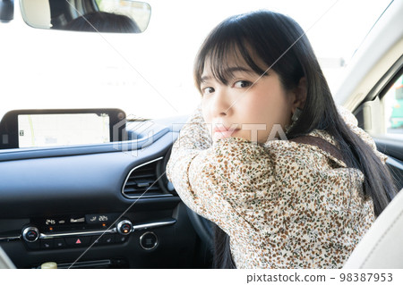 女司機在駕駛座回頭看 女司機在駕駛座回頭看 98387953