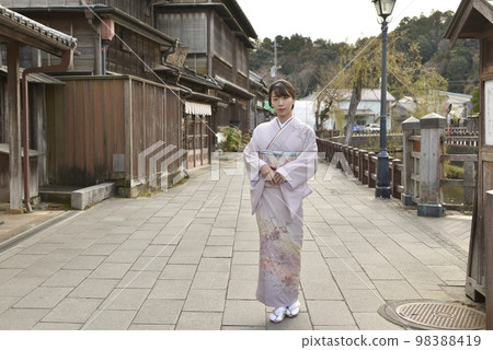 Koedo Sawara 街上一位身穿和服的漂亮年輕女子 Koedo Sawara 街上一位身穿和服的漂亮年輕女子 98388419