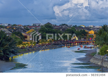 越南會安，傍晚在秋盆河周圍，顯示出熙熙攘攘的景象 98391494
