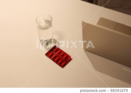 桌上的藥片、一杯水和筆記本電腦 桌上的藥片、一杯水和筆記本電腦 98391879
