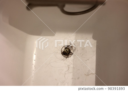 浴室浴缸的排水管被頭髮叢堵塞 98391893