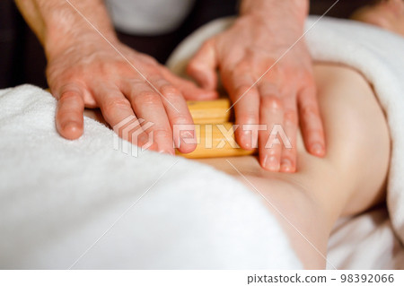 Abdominal massage with bamboo sticks 98392066
