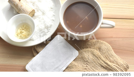 將磨碎的生薑煮沸製成的暖身熱可可 98392095