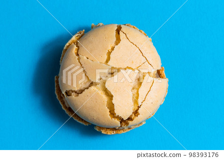 Colorful cake macaron or macaroon on blue background. Flat lay, top view, copy space 98393176