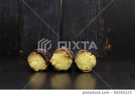 Cross section of stone-baked sweet potato 98393225
