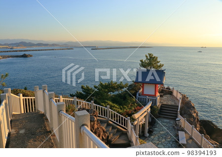 冬天從龍王岬眺望土佐灣的早晨(高知縣高知市桂濱) 冬天從龍王岬眺望土佐灣的早晨(高知縣高知市桂濱) 98394193