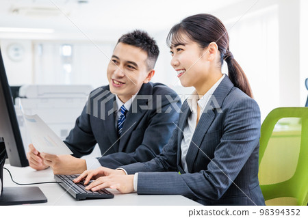 商務人士邊看電腦邊開會 98394352