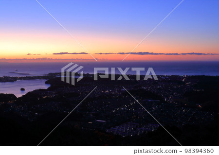 Twilight watching the lights from the summit of Mt. Washio (Kochi City, Kochi Prefecture) 98394360