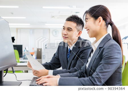 商務人士邊看電腦邊開會 98394364