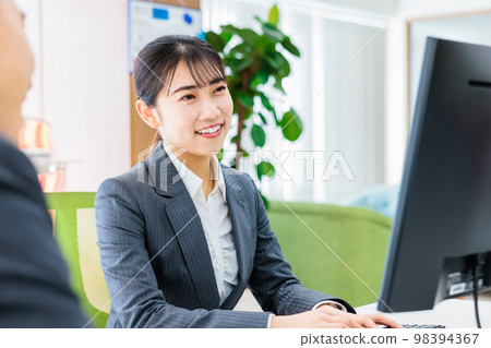 商務人士邊看電腦邊開會 98394367