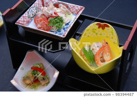 An appetizer that appears at the beginning of a kaiseki meal at a restaurant 98394487
