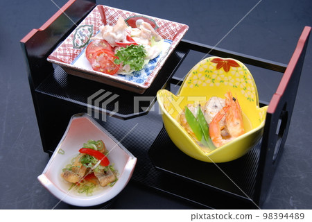 An appetizer that appears at the beginning of a kaiseki meal at a restaurant 98394489