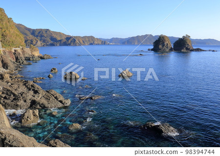 冬天從阿波海岸線眺望二子島(高知縣須佐木市) 冬天從阿波海岸線眺望二子島(高知縣須佐木市) 98394744