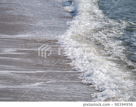 海浪拍打著海灘。 98394956