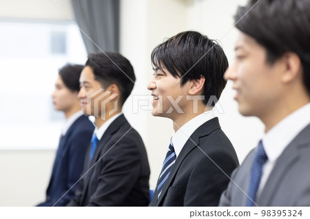 找工作穿西裝的學生 98395324