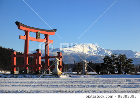 2023 年 1 月莊內平原的月山和大鳥居 98395393