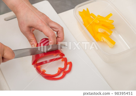 [Slice the red paprika with a Santoku knife] 98395451