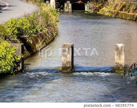 The ruins of the Shirakawa children's swimming pool and the murmuring of Shirakawa. (Kyoto city) 98395774