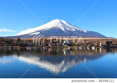 Lake Yamanaka Lakeside Leisure Stores and Mt. Fuji 98396112