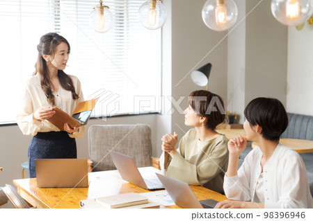 在休閒辦公室工作的婦女 在休閒辦公室工作的婦女 98396946