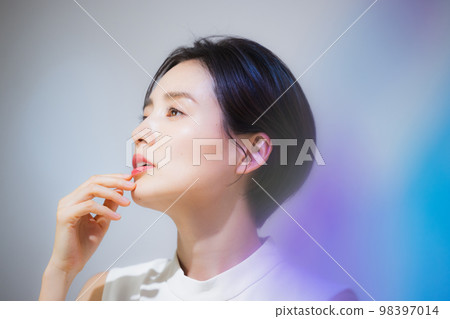 短頭髮的女人 短頭髮的女人 98397014