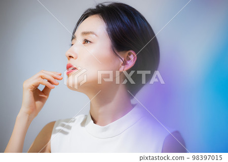 短頭髮的女人 短頭髮的女人 98397015
