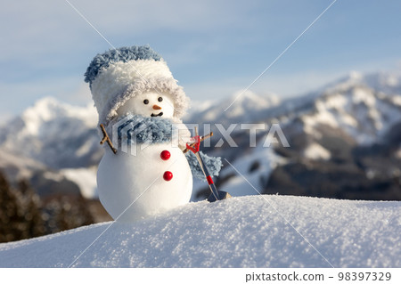 雪人和晴朗的冬天山脈 98397329