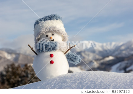 雪人和晴朗的冬天山脈 98397333