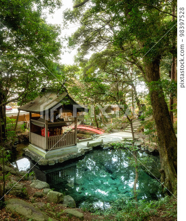 茨城縣日立市和泉神社的泉水 茨城縣日立市和泉神社的泉水 98397528