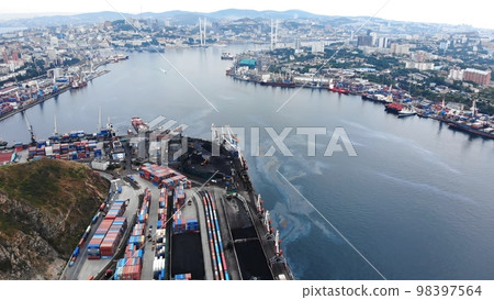 The city of Vladivostok from a bird's-eye view. 98397564