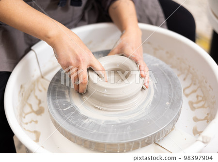 diligent work on potter's wheel diligent work on potter's wheel 98397904