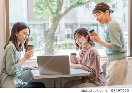 Asian women and business women (sales and planning) who have meetings, meetings, and meetings while looking at documents and materials 98397980