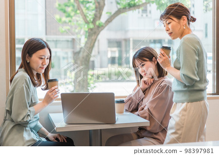 OL, colleagues, friends, business women, women (Asian, Chinese, Japanese) discussing problems and improvements 98397981